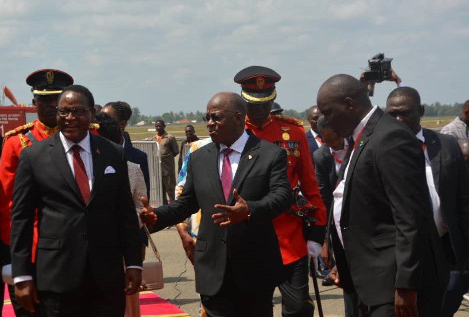 Rais wa Malawi apokewa na mwenyeji wake Dkt. John Magufuli.